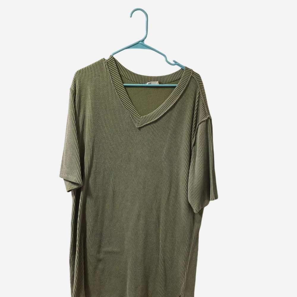 Green ribbed knit t-shirt